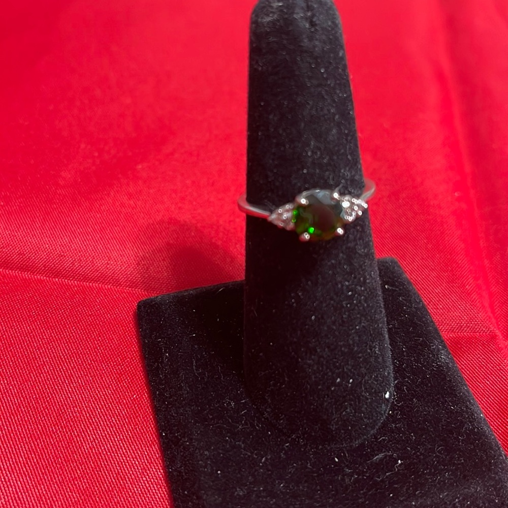 Chrome diopside ring set in 925 silver